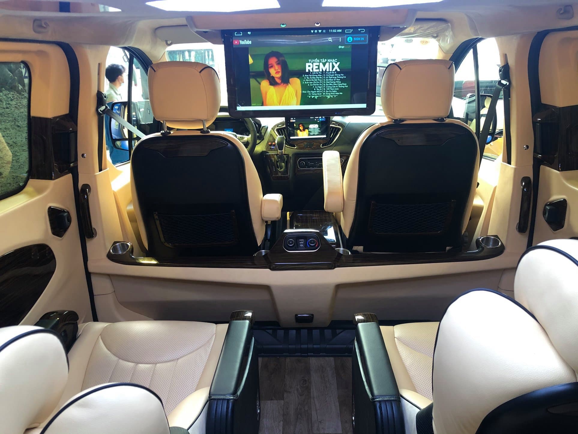 Tourneo Limousine lăn bánh về Bình Phước 5