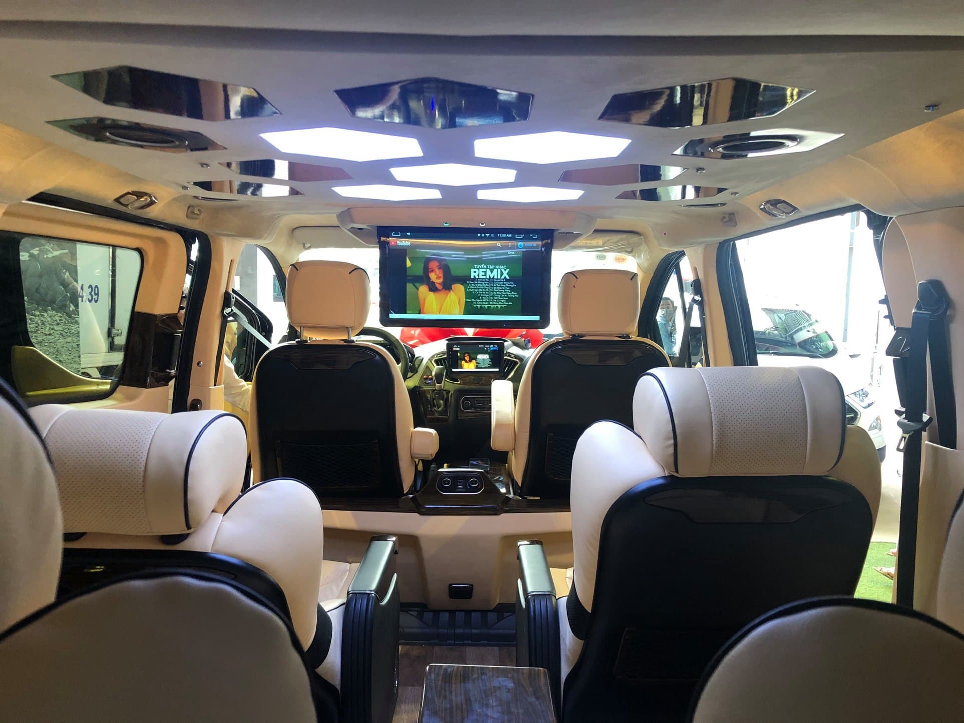 Tourneo Limousine lăn bánh về Bình Phước 6